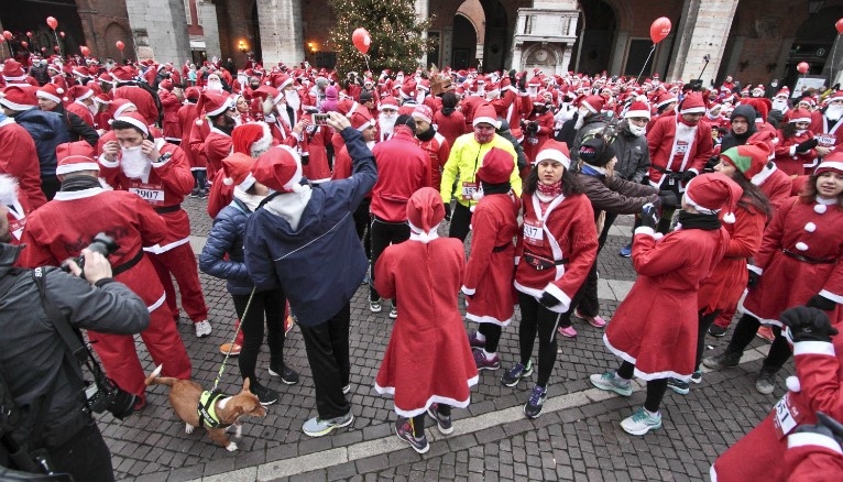 Babbi Natale in piazza del Duomo