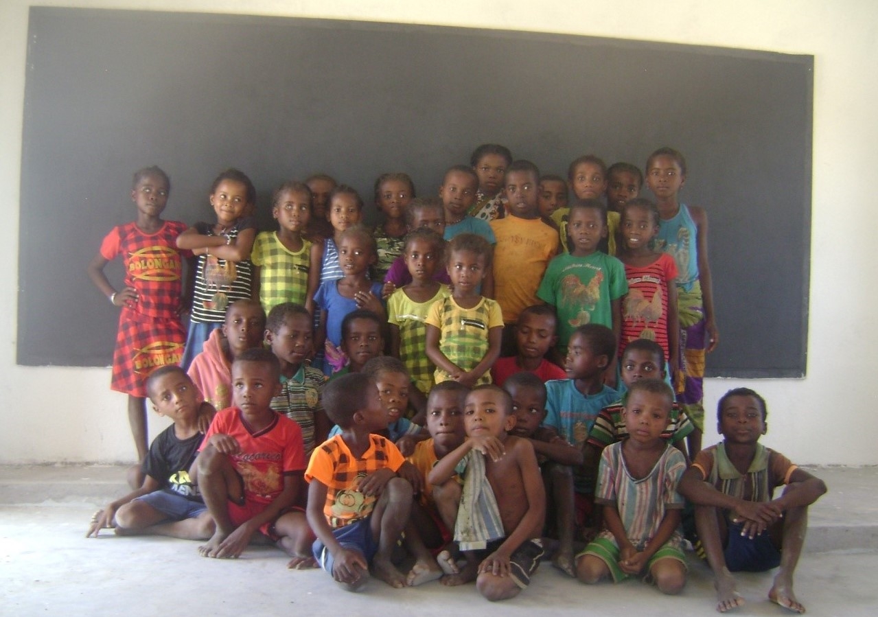 Bambini della scuola di Ankilivalo.jpg