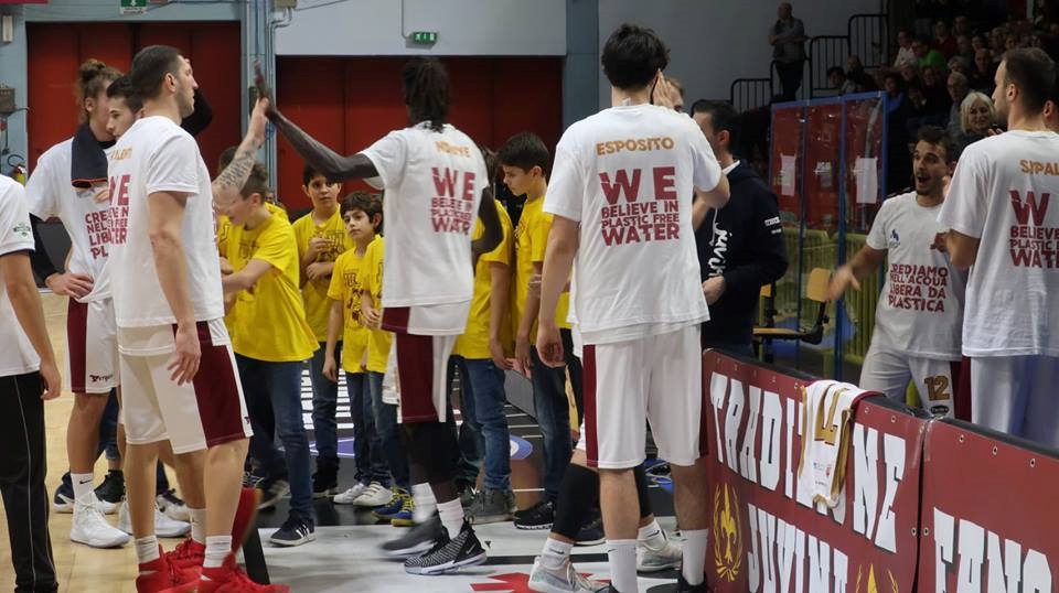 JUVI basket indossa la maglietta di Padania Acque.jpg