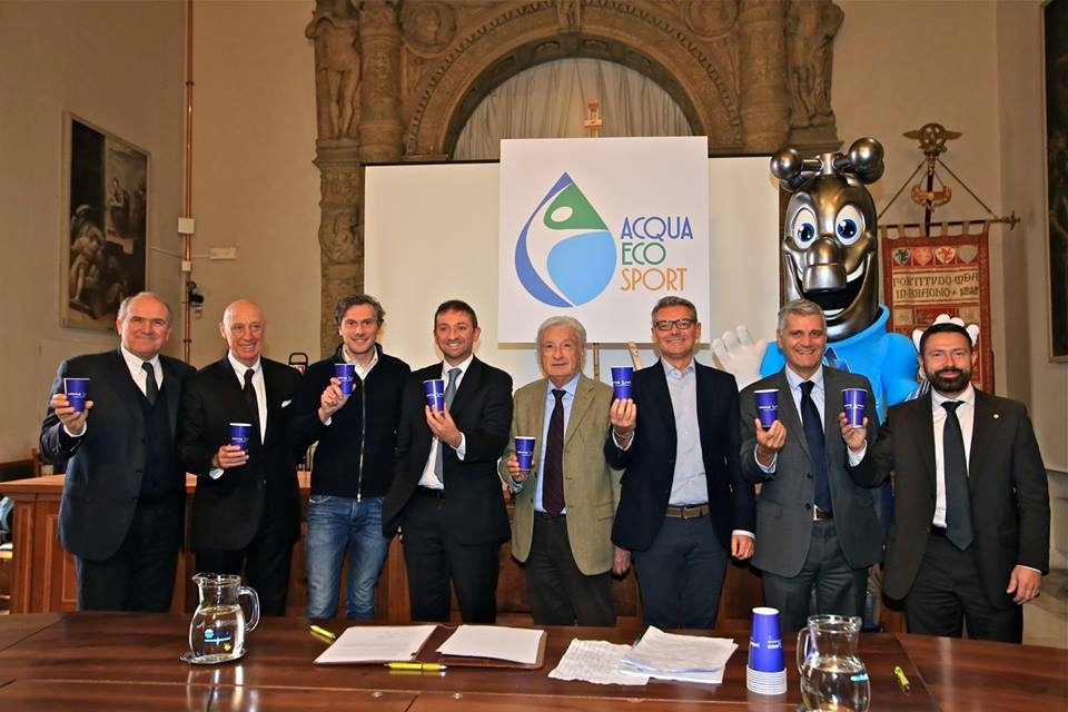 presidente Water Alliance e Perri con bicchieri